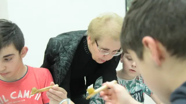 Siswa Sekolah Dasar Vasilevski 8 antusias membatik di KBRI Sofia, Bulgaria. (KBRI Sofia)
