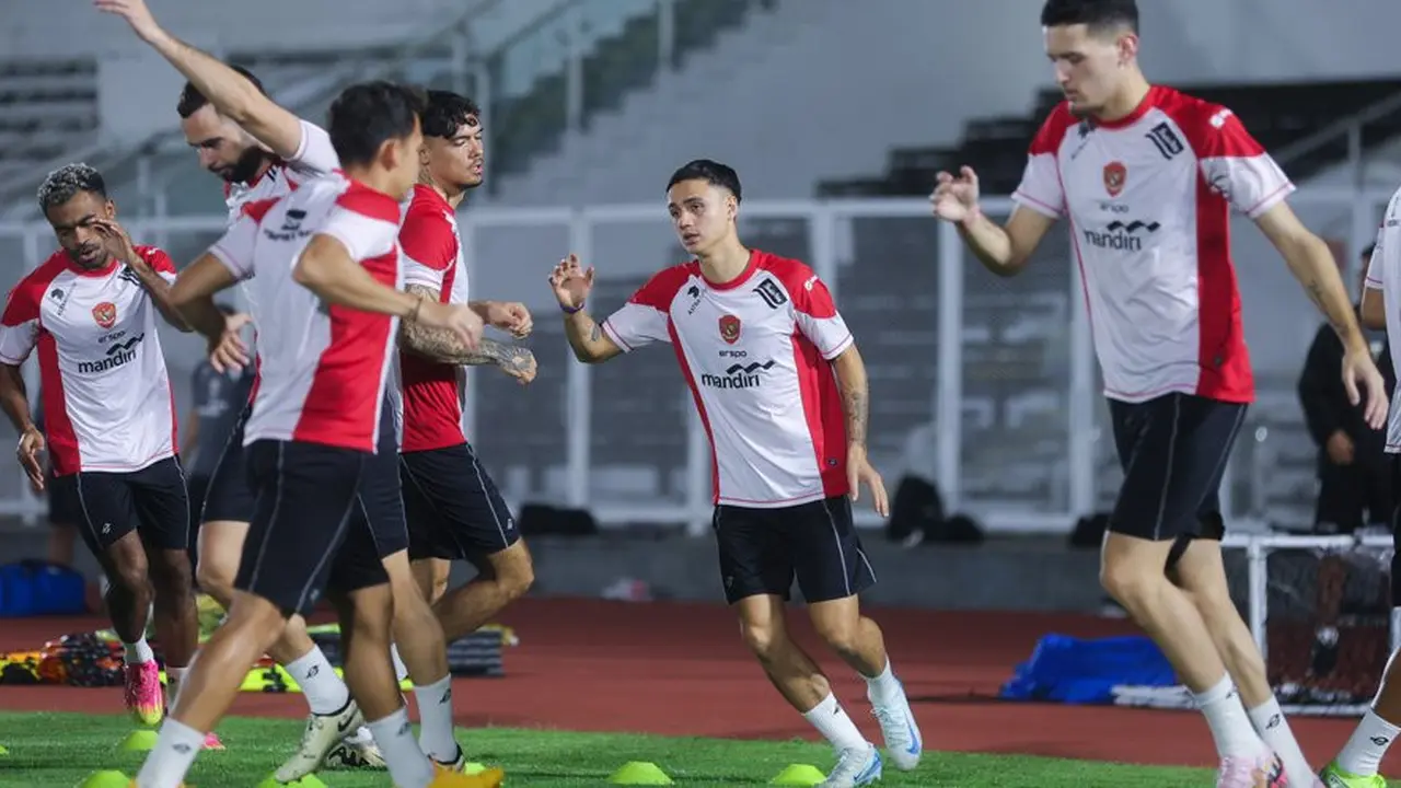 Eliano Reijnders (tengah) berlatih bersama Timnas Indonesia di Stadion Madya, Jakarta, Minggu (17/11/2024). (c) Bola.net/M Iqbal Ichsan