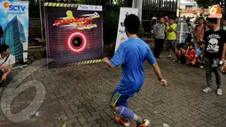 Seorang peserta sedang beraksi dalam lomba penendang juara pada ajang 3 on 3 Futsal Challenge Road to BPL di Universitas Gunadarma (Liputan6.com/Andrian Martinus)