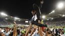 Pelatih Lazio, Simone Inzaghi, diangkat para pemain usai berhasil menjuarai Supercoppa Italiana 2017 dengan mengalahkan Juventus di Stadion Olimpico, Minggu, (13/8/2017). Lazio menang 3-2 atas Juventus. (AP/Gregorio Borgia)