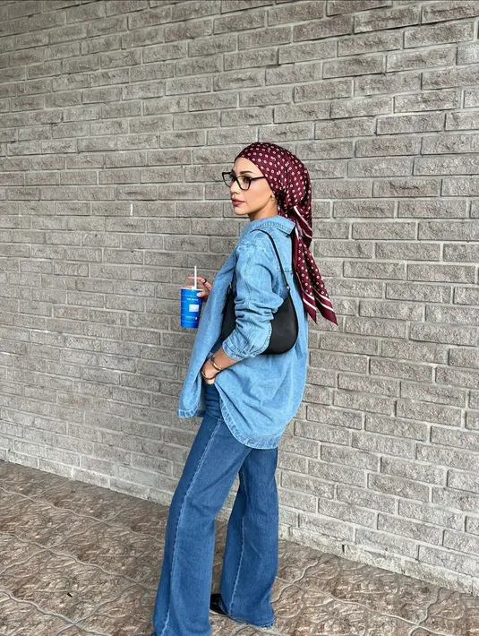 Denim on denim jadi terlihat makin stylish dengan hijab silk segi empat yang dibentuk turban. Pilih hijab warna kontras, dan permanis tampilan dengan anting-anting emas. [@khaininakhalil].