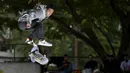 Seorang pemain skateboard melakukan trik di taman skate di Banda Aceh  (8/11/2020). (AFP/Chaideer Mahyuddin)