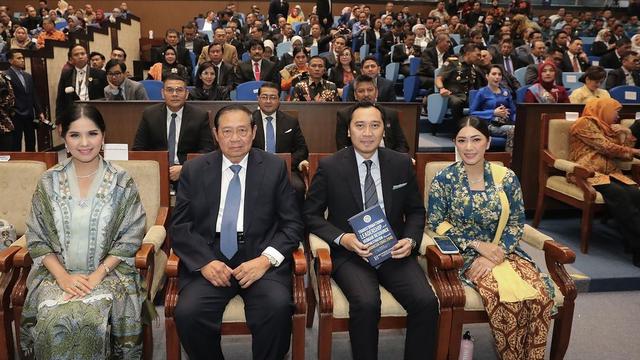 AHY Terima Gelar Doktor dengan Predikat Cumlaude, Annisa Pohan Tampil Cantik dengan Kebaya Hijau Sage