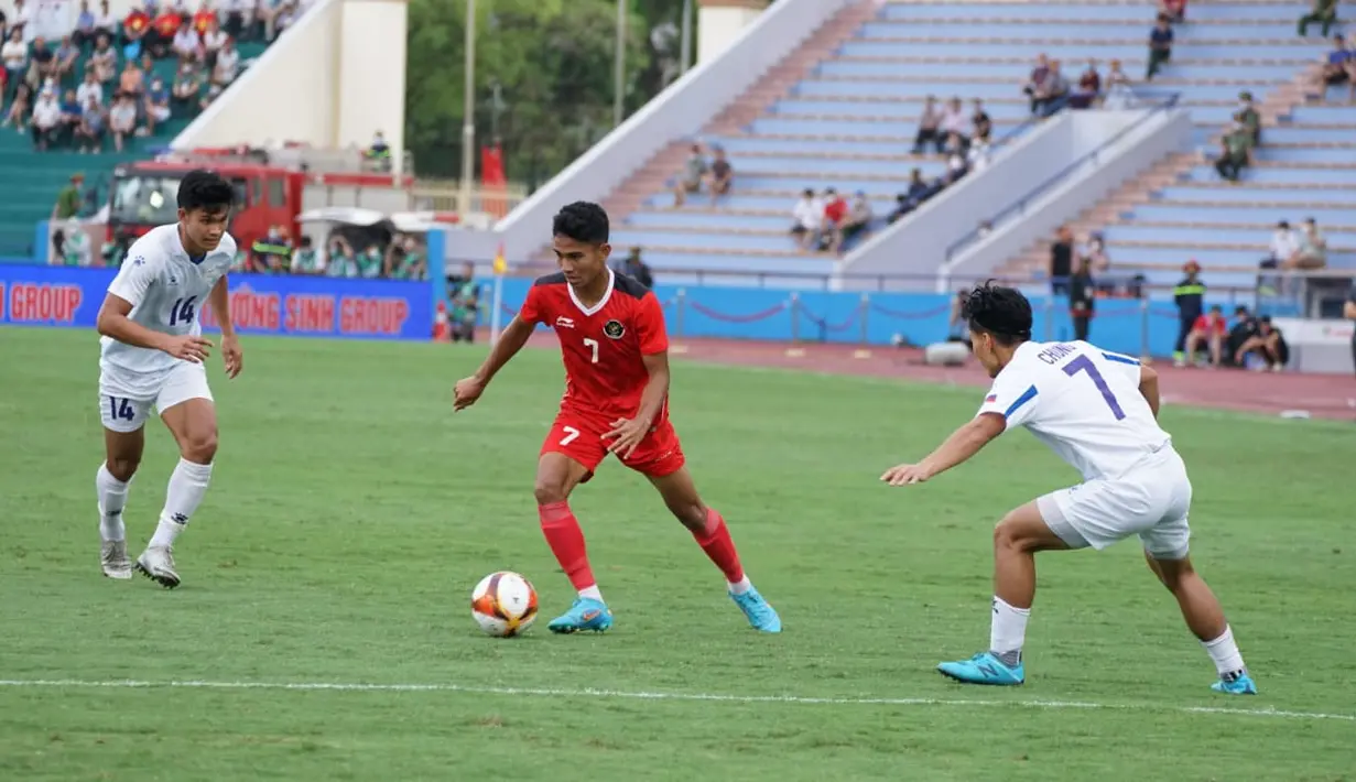 Gelandang Timnas Indonesia U-23, Marselino Ferdinan membawa bola dari kawalan dua pemain Filipina pada laga lanjutan Grup A SEA Games 2021 di Stadion Viet Tri, Phu Tho, Vietnam, Jumat (13/05/2022). Indonesia menang telak atas Filipina 4-0. (Foto Dokumentasi PSSI)