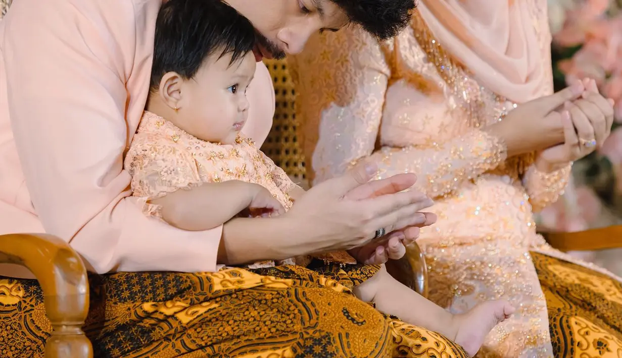 Di kolom komentar unggahan Atta Halilintar, Ashanty pun mendoakan cucunya. "Tumbuh yg baik ya Ameena sayang," kata Ashanty. (Foto: Instagram/ attahalilintar)