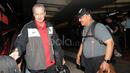 Pelatih Timnas Indonesia, Alfred Riedl dan Dokter tim Syarief Alwi saat tiba di Bandara Soekarno-Hatta, Tangerang, (08/12/2016). (Bola.com/Nicklas Hanoatubun)
