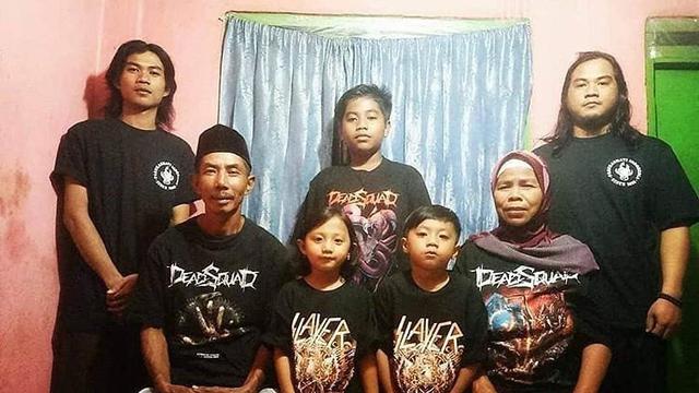 7 Potret Nyeleneh Dandadan Anak Metal Ini Bikin Tepuk Jidat