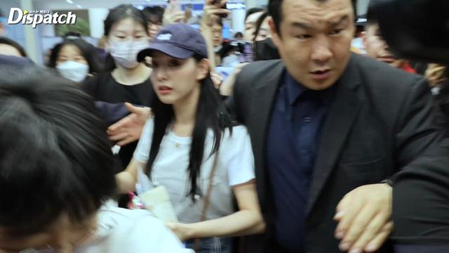 Potret Kim Ji Won ketika tiba di Bandara Incheon. (Youtube Dispatch)