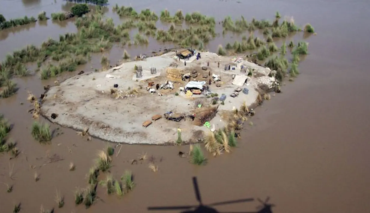 Pandangan udara tempat pengungsian warga yang terkena banjir di Desa Rajanpur, Punjab, Pakistan, Kamis (6/8/2015). Warga hanya bisa pasrah menunggu bantuan yang dikirim pemerintah yang menggunakan helikopter. (AFP PHOTO/SS MIRZA)