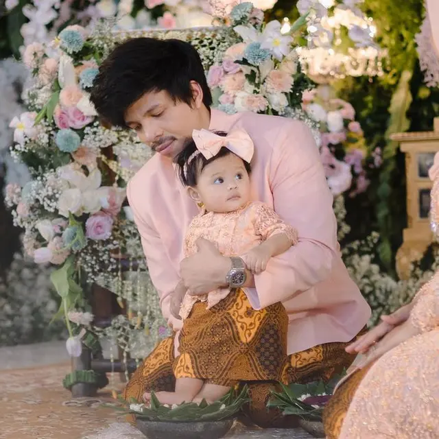 6 Momen Atta Halilintar Jadi Ayah Siaga Saat Tedak Siten Ameena