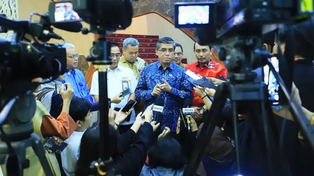Menteri Ketenagakerjaan, Yassierli, berbicara kepada sejumlah wartawan di Gedung Pusat Kementerian Ketenagakerjaan. (Dok Kemnaker)
