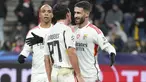 Setelah dua tiket ke babak 16 besar Liga Champions 2023/2024 dari Grup D menjadi milik Real Sociedad dan Inter Milan, RB Salzburg dan Benfica akhirnya saling sikut di Red Bull Arena, Salzburg, Austria, Rabu (13/12/2023) dini hari WIB pada matchday keenam untuk memperebutkan satu tiket ke Liga Malam Jumat alias Liga Europa. Hasilnya, tuan rumah harus merelakan tiket direbut oleh Benfica setelah takluk 1-3. Ketiga gol Benfica masing-masing dicetak oleh Angel Di Maria pada menit ke-32, Rafa Silva pada masa injury time babak pertama dan Arthur Cabral pada masa injury time babak kedua. Satu-satunya gol RB Salzburg dicetak oleh Luka Sucic pada menit ke-57. (AP Photo/Matthias Schrader)