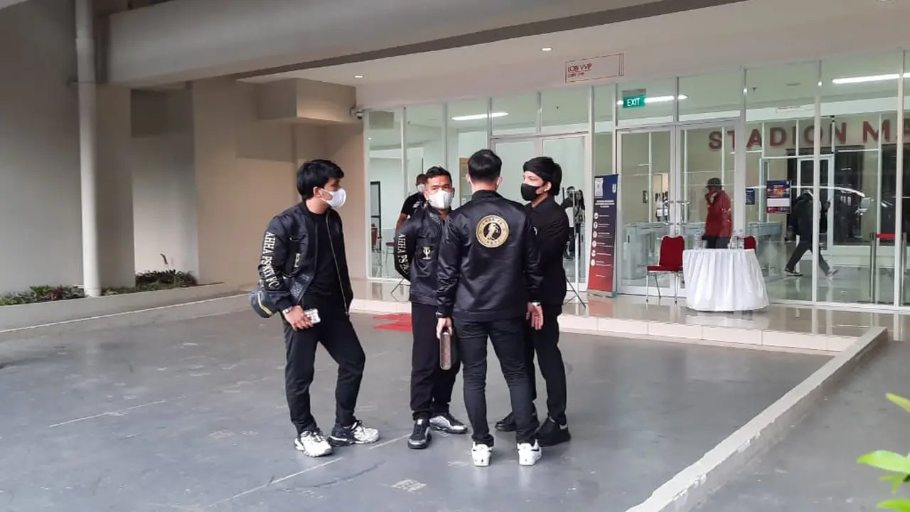 Atta Halilintar bersama Managemen ATTA PS Pati di Stadion Manahan Solo