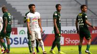 Kapten Arema FC, Hamka Hamzah, saat laga kontra Persebaya Surabaya di Stadion Batakan, Balikpapan, Kamis (12/12/2019). (Bola.com/Iwan Setiawan)
