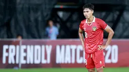 Pemain Timnas Indonesia U-20, Alfriyanto Nico, tampak kecewa setelah ditaklukkan Guatemala pada laga turnamen mini di Stadion Utama Gelora Bung Karno (SUGBK), Selasa (21/2/2023). Indonesia menyerah 0-1 dari Guatemala. (Bola.com/M Iqbal Ichsan)