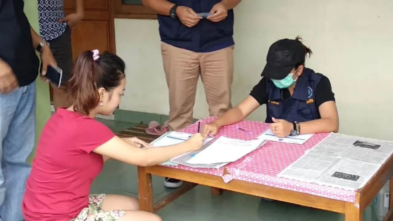 Tes urine dan razia narkoba di kos putri, Purwokerto. (Foto: Liputan6.com/BNNK Banyumas/Muhamad Ridlo)