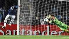 Momen kegagalan Argentina ketika kiper Uruguay Fernando Muslera (kanan) menepis tendangan penalti Carlos Tevez pada laga perempat final Copa America di Sante Fe, 16 Juli 2011. AFP PHOTO/JUAN MABROMATA
