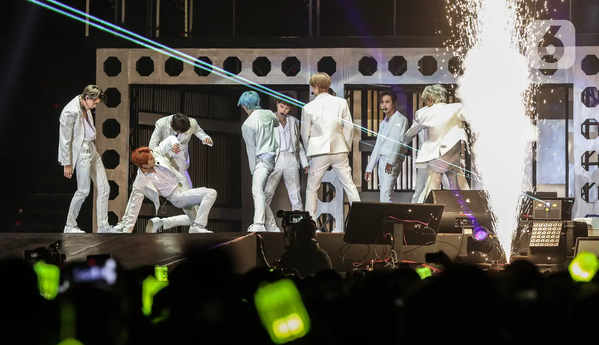 Grup idola K-Pop NCT 127 tampil dalam tur konser dunia kedua bertajuk "NEO City: Jakarta - THE LINK" di ICE BSD City, Tangerang, Banten, Jumat (4/11/2022). Tampil dalam balutan busana serba putih, NCT 127 membawakan sejumlah lagu di antaranya 'Kick It' dan 'Lemonade'. (Liputan6.com/Johan Tallo)