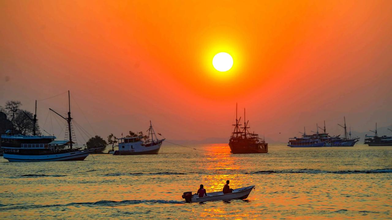 FOTO: Labuan Bajo Kota Seribu Sunset yang Menawan di Ujung Flores