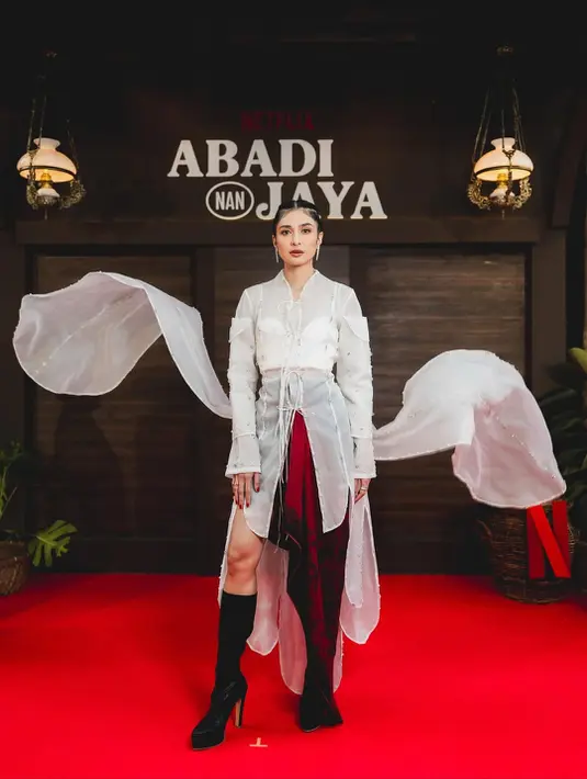 Mikha Tambayong tampil memukau dalam balutan kebaya di premiere film Abadi nan Jaya [@miktambayong]