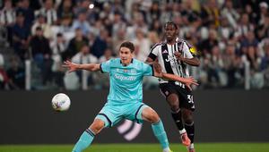 Pemain Bologna, Eivand Helland (kiri), berebut bola dengan pemain Juventus, Jonathan David, dalam pertandingan Serie A di Turin, Italia, Senin (20/4/2026) dini hari WIB. (Fabio Ferrari/LaPresse via AP)