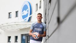 Setelah tampil cemerlang bersama Anderlecht, Bart Verbruggen melanjutkan petualangannya ke Premier League dengan memperkuat Brighton and Hove Albion pada awal musim 2023/2024. Bersama Jason Steele, ia harus bersaing memperebutkan posisi kiper utama yang ditinggalkan Robert Sanchez. (brightonandhovealbion.com)