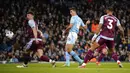 Gelandang Manchester City, Rodri (tengah) mencetak gol pertama timnya ke gawang Aston Villa pada laga pekan ke-31 Premier League 2023/2024 di Etihad Stadium, Manchester, Rabu (3/4/2024) malam. (AP Photo/Dave Thompson)