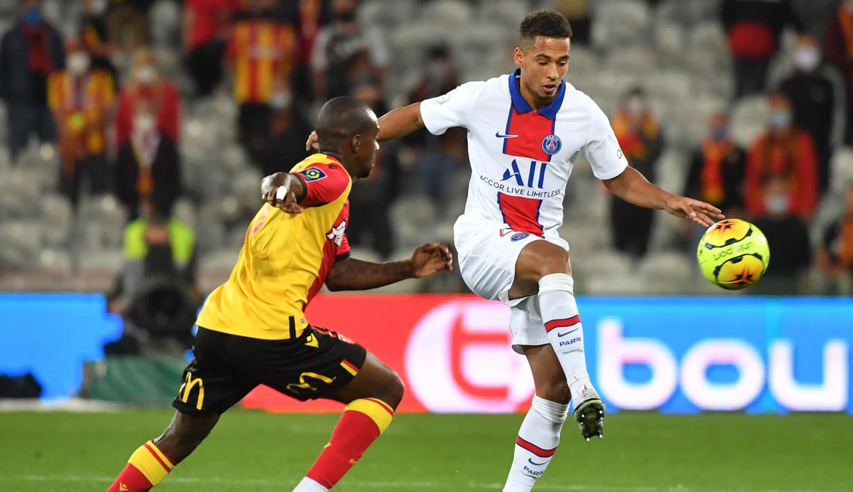 Bek PSG, Thilo Kehrer, berebut bola dengan gelandang Lens, Gael Kakuta, pada laga Liga Prancis di Stadion Bollaert-Delelis, Jumat (11/9/2020). PSG kalah 0-1 atas Lens. (AFP/Denis Charlet)