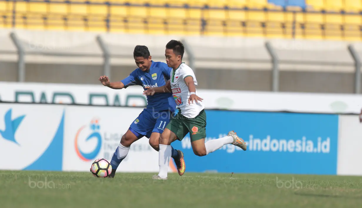 Pemain Persib Bandung U-19, Reno Saputra (kiri) berebut bola dengan pemain PS TNI U-19 pada lanjutan Liga 1 2017 U-19 di Stadion Si Jalak Harupat, Sabtu (05/8/2017). (Bola.com/Nicklas Hanoatubun)