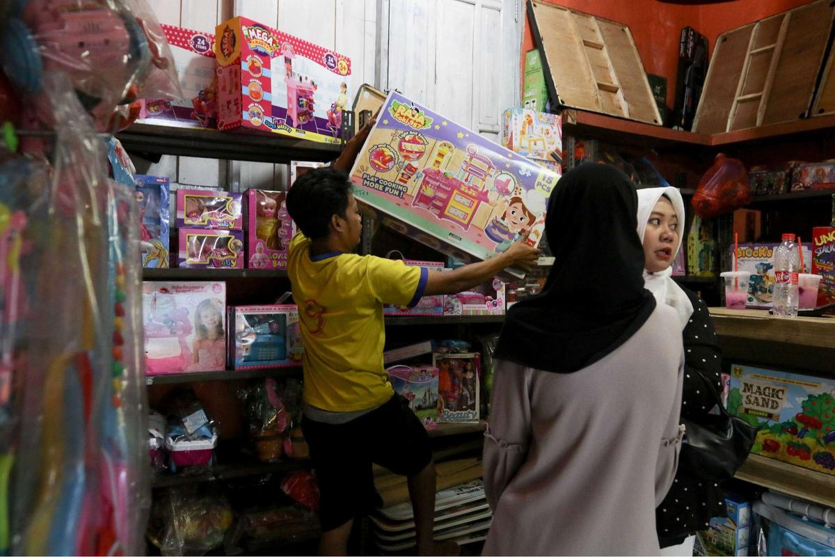 Pasar Gembrong Jakarta Ramai Pembeli Mainan Saat Libur Lebaran