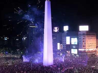 Suporter River Plate merayakan gelar juara Copa Libertadores di Obelisk, Buenos Aires, Argentina, Minggu (9/12). River Plate merebut gelar juara Copa Libertadores usai menaklukkan Boca Juniors dengan skor 3-1. (AP Photo/Gustavo Garello)