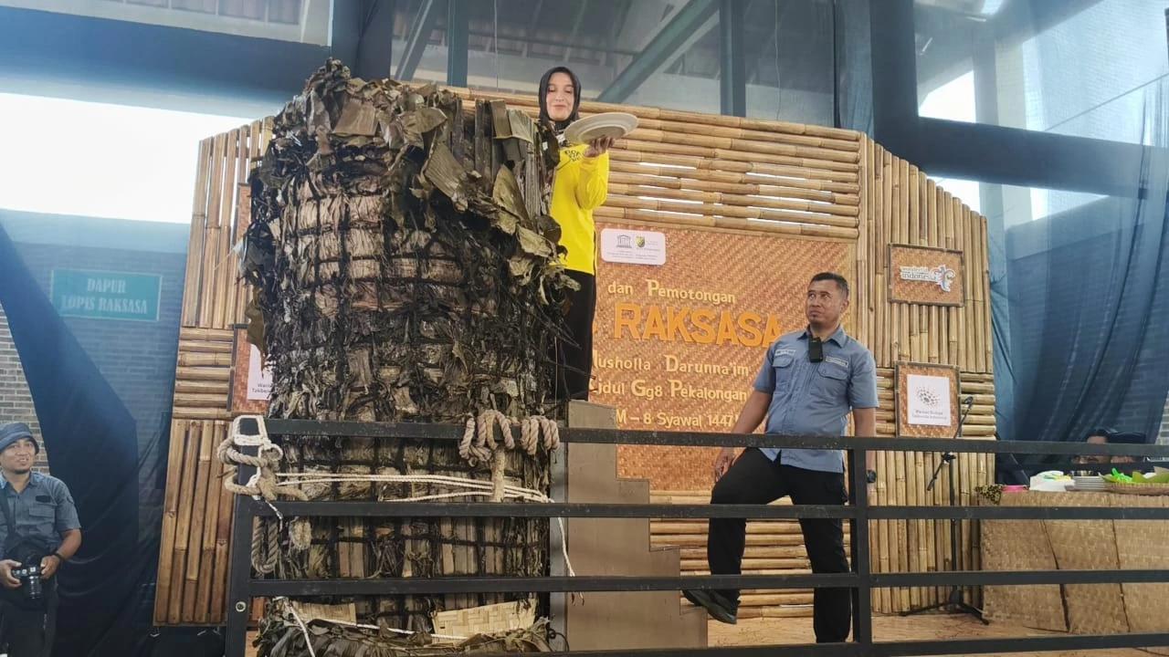 Warga Potong Lopis Raksasa, Simbol Persatuan