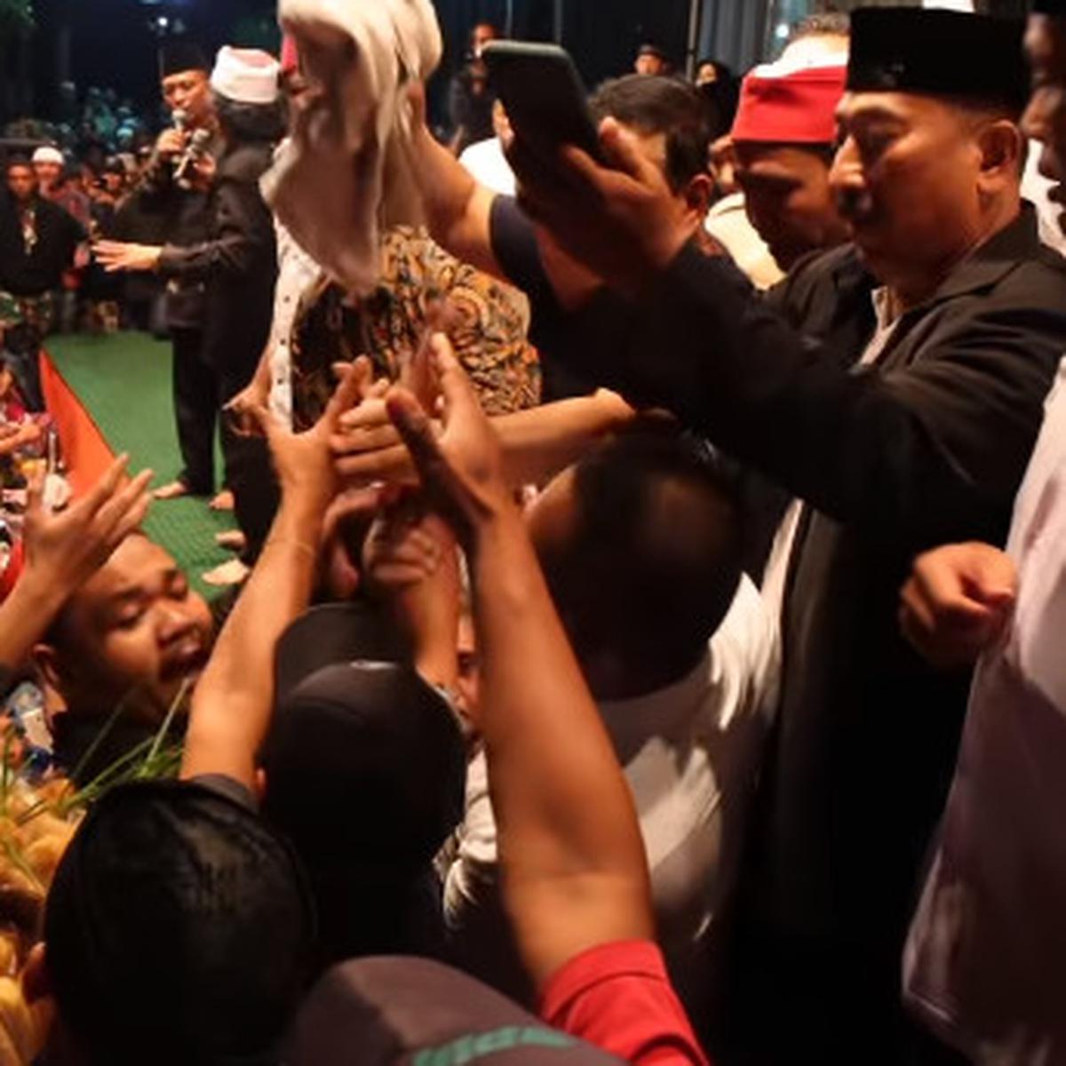 Video Lawas Presiden Prabowo Subianto Beri Baju hingga Jam Tangan ke Penjual Makanan Keliling