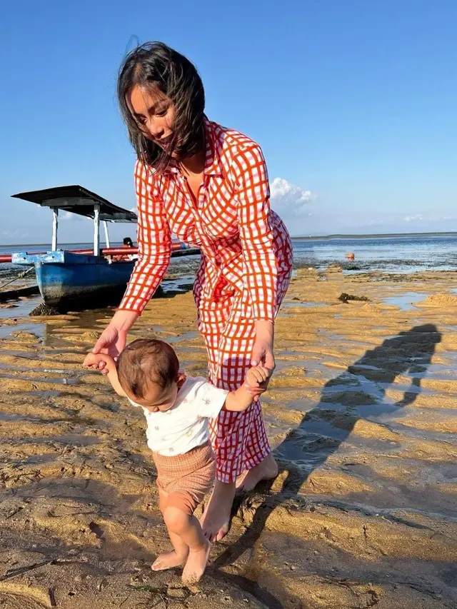 Jessica Iskandar saat di Pantai, Cantik dan Menawan