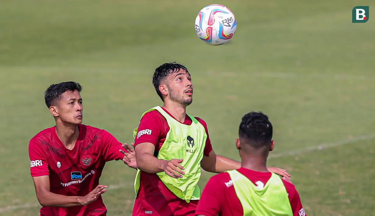 <p>Pemain Timnas Indonesia U-24, George Brown (tengah) berusaha mengontrol bola saat latihan untuk Asian Games 2022 Hangzhou di Lapangan A, Kompleks Stadion Utama Gelora Bung Karno (SUGBK), Senayan, Jakarta, Jumat (15/09/2023). (Bola.com/Bagaskara Lazuardi)</p>