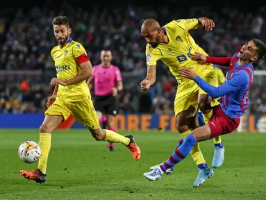 Penyerang Barcelona Ferran Torres berebut bola dengan bek Cadiz Fali dalam pekan ke-32 Liga Spanyol di Camp Nou, Selasa dini hari WIB (19/4/2022). Barcelona dipermalukan dari tim papan bawah, Cadiz 0-1. (AP Photo/Joan Monfort)