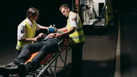 Petugas dan pasien di Dalam Ambulans (Sumber: Ilustrasi Pexels)