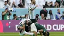 Penyerang Argentina Lionel Messi setelah kalah atas Arab Saudi pada laga pembuka Grup C Piala Dunia 2022 Qatar di Lusail Iconic Stadium, Lusail, Selasa (22/11/2022). Diunggulan sebagai juara, Tim Tango justru dipecundangi Arab Saudi pada laga pembuka Grup C. (AP Photo/Natacha Pisarenko)