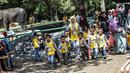 Sejumlah anak TK saat mengunjungi Taman Marga Satwa Ragunan, Jakarta, Kamis (13/12). Kegiatan tersebut untuk mengajarkan anak-anak untuk lebih mengenal binatang-binatang. (Liputan6.com/Faizal Fanani)