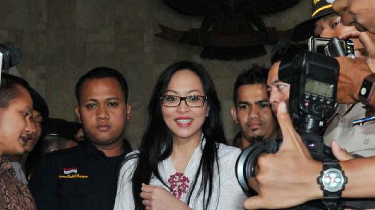 Senyum Angie sebelum ditahan