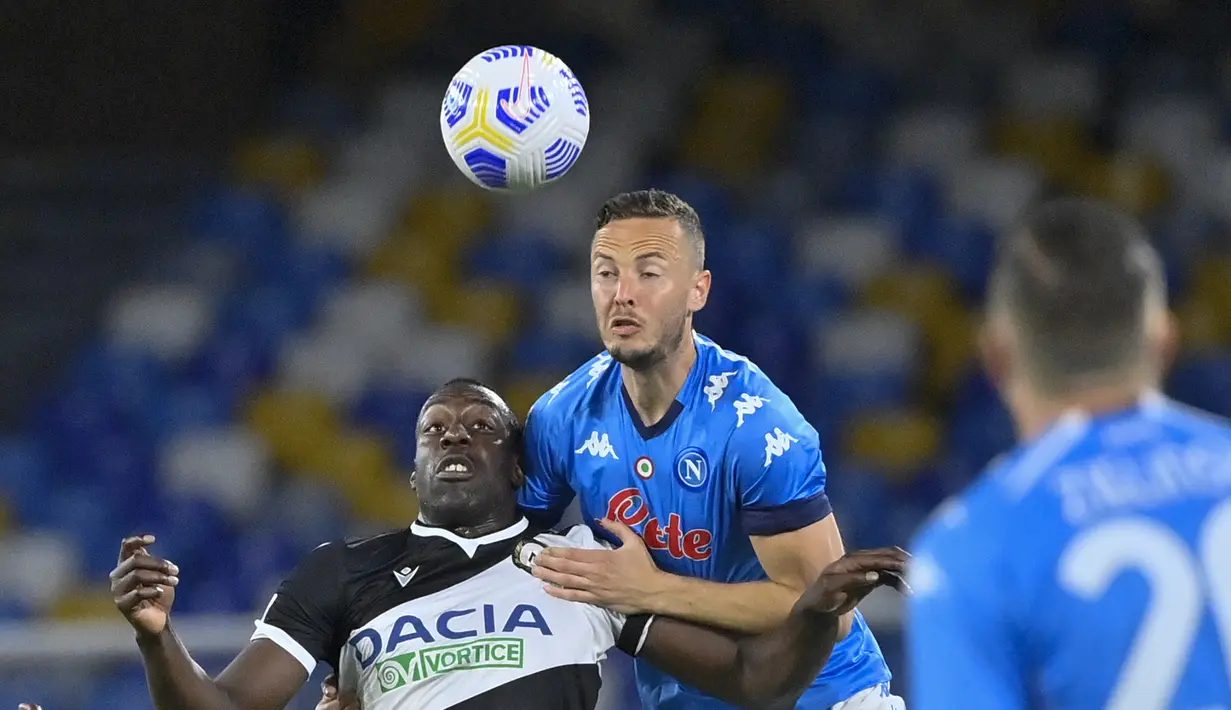 Bek Napoli, Amir Rrahmani (kanan) berduel udara dengan striker Udinese, Stefano Okaka dalam laga lanjutan Liga Italia 2020/2021 pekan ke-36 di Diego Armando Maradona Stadium, Naples, Selasa (11/5/2021). Napoli menang 5-1 atas Udinese. (LaPresse via AP/Fabrizio Corradetti)