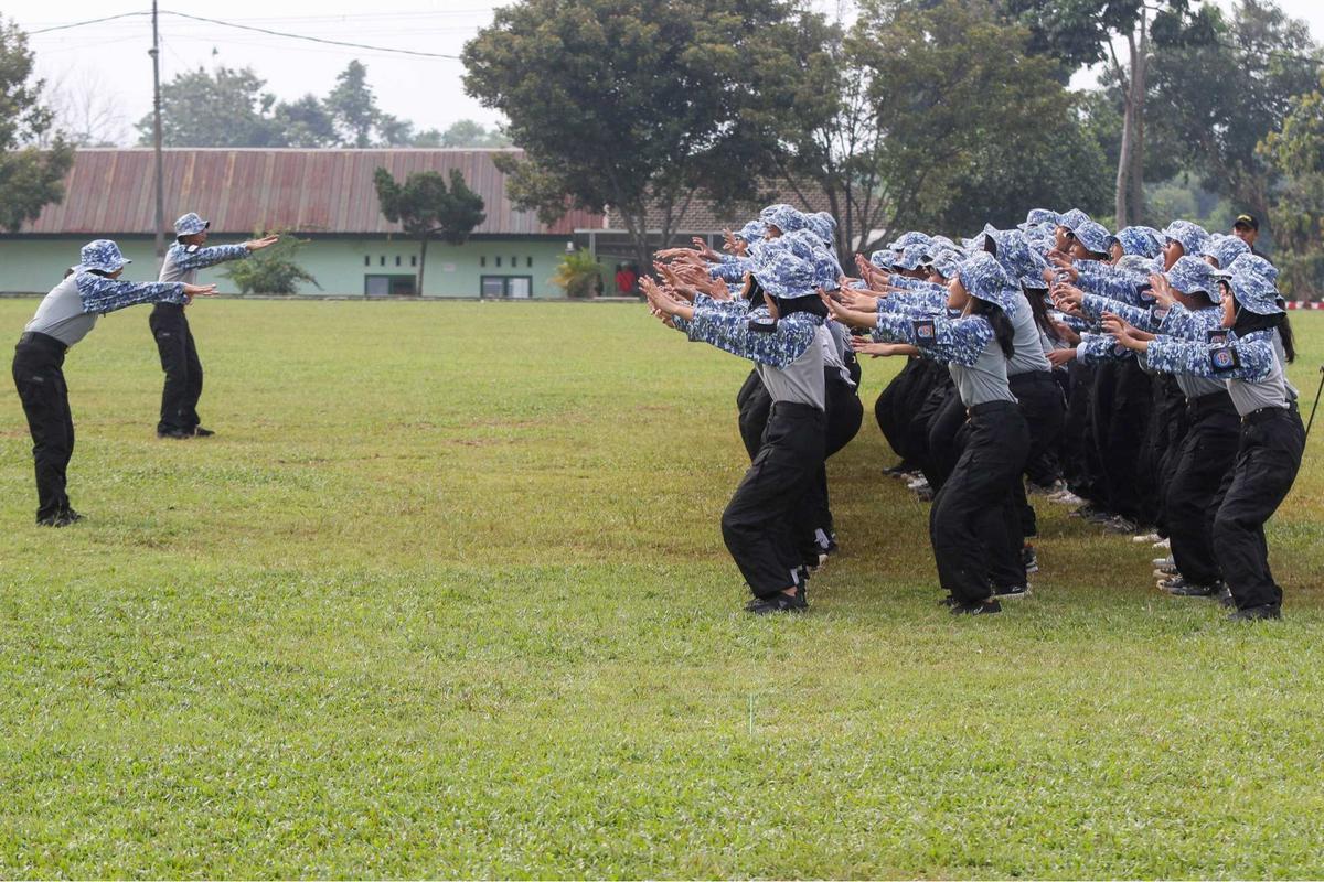 Pelajar 'Lulus' Pendidikan Barak Militer Dedi Mulyadi Langsung Sujud di Kaki Ibu