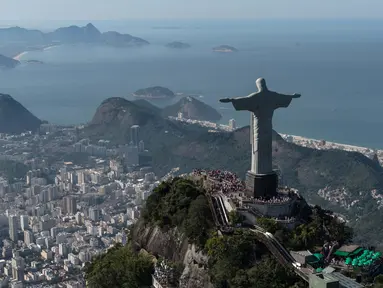 Pemandangan Patung Yesus Kristus sedang memberkati  kota Rio menjadi salah satu pemandangan menarik di Rio de Janeiro, Brasil, (26/6/2014). (AFP/Yasuyoshi Chiba)