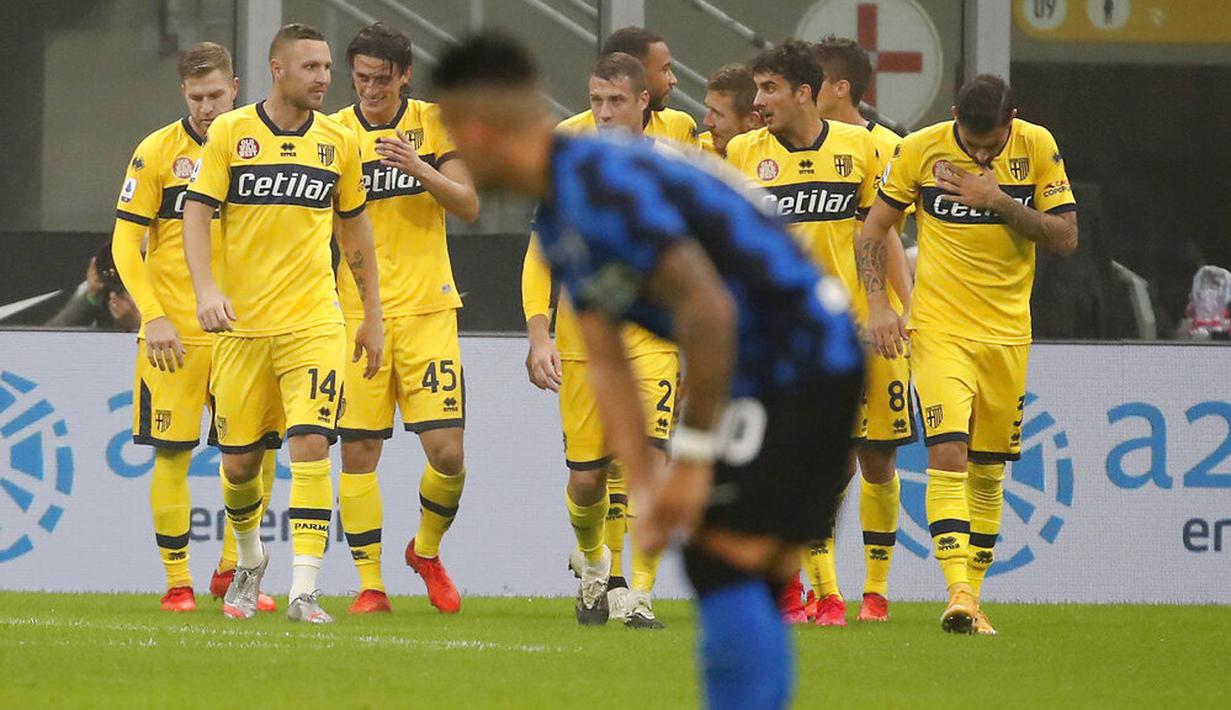 Para pemain Parma merayakan gol yang dicetak oleh Gervinho ke gawang Inter Milan pada laga Liga Italia di Stadion Giuseppe Meazza, Minggu (1/11/2020). Kedua tim bermain imbang 2-2. (AP Photo/Antonio Calanni)