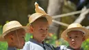 Seekor burung hinggap di kepala biksu cilik ketika mereka mengunjungi taman hiburan Everland di Yongin, Korea Selatan, Kamis (2/5). (Jung Yeon-je/AFP)