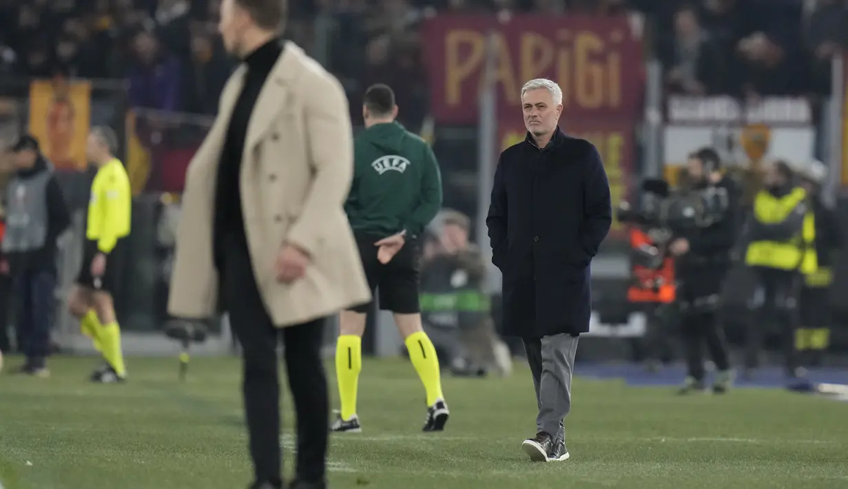 Pelatih AS Roma, Jose Mourinho menyaksikan pemainnya  bertanding melawan RB Salzburg pada laga leg kedua playoff Liga Europa 2022/2023 di Stadion Olimpico, Jumat (24/2/2023). Kemenangan ini mengantar Roma lolos ke babak 16 besar. Pasukan Jose Mourinho unggul 2-1 secara agregat atas RB Salzburg. (AP Photo/Alessandra Tarantino)