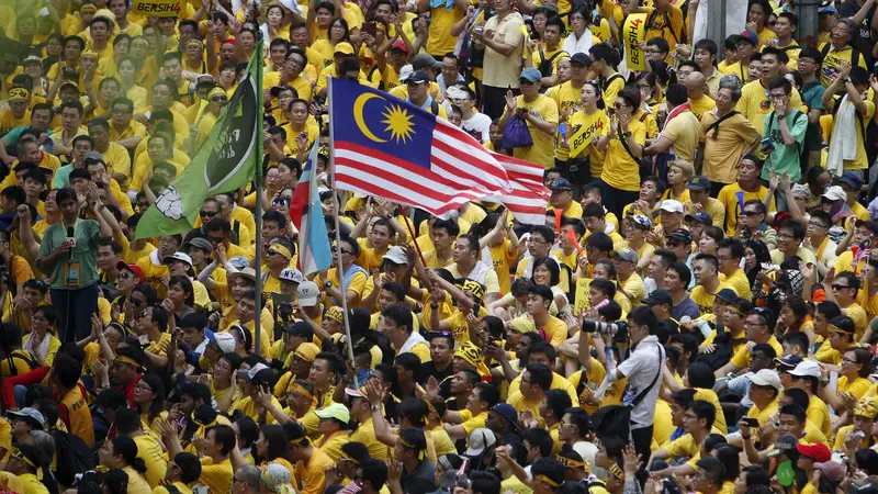 'Lautan Kuning' Pendemo Malaysia Tuntut PM Najib Mundur