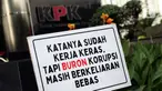 Aktivis dari Indonesia Corruption Watch (ICW) melakukan aksi di depan Gedung Merah Putih Komisi Pemberantasan Korupsi (KPK), Jakarta, Selasa (28/6/2022). ICW mengingatkan KPK untuk serius menangani kasus buronnya tersangka korupsi, Harun Masiku. (Liputan6.com/Helmi Fithriansyah)