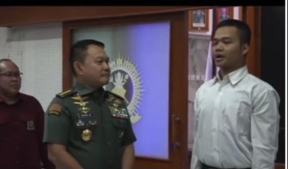 Di depan sang jenderal, peserta ini dengan percaya diri memperkenalkan diri menggunakan bahasa yang dikuasainya.