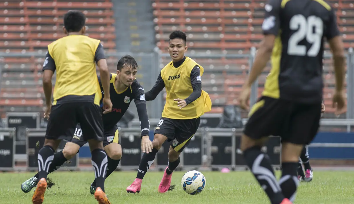 Gelandang Mitra Kukar asal Brasil, Rodrigo Dos Santos, berlatih keras jelang laga final Piala Jenderal Sudirman melawan Semen Padang di Stadion Gelora Bung Karno, Jakarta, Sabtu (23/1/2016). (Bola.com/Vitalis Yogi Trisna)